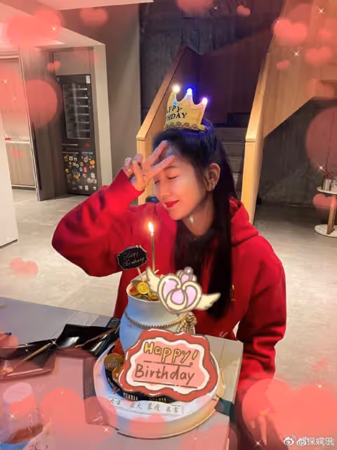 何潔慶祝37歲生日,收刁磊禮物高調秀恩愛,夫妻同框越來越幸福