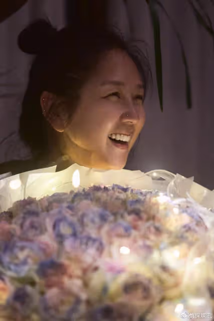 何潔慶祝37歲生日,收刁磊禮物高調秀恩愛,夫妻同框越來越幸福