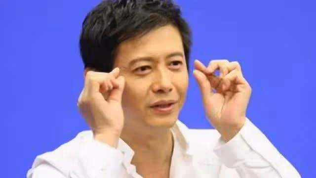 他曾是央視一哥,拋棄歌手妻子和董卿交往6年,滿身污點離開央視