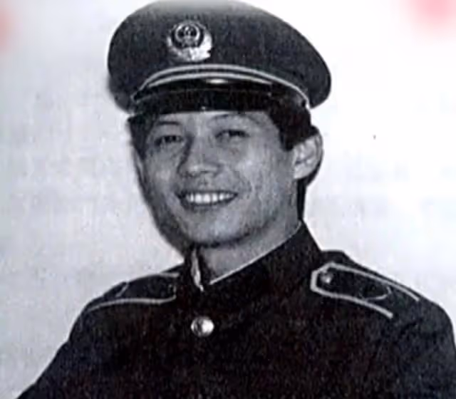 他曾是央視一哥,拋棄歌手妻子和董卿交往6年,滿身污點離開央視