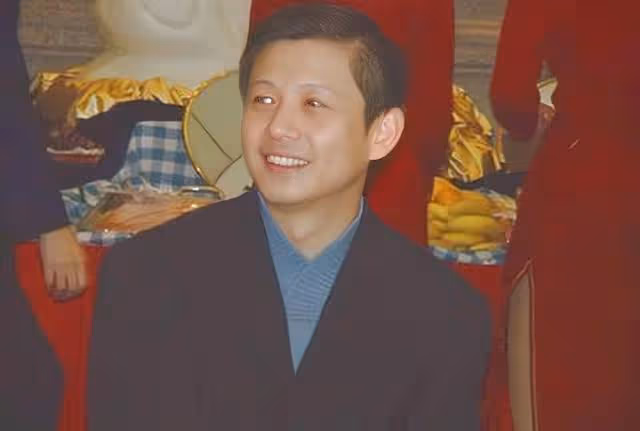他曾是央視一哥,拋棄歌手妻子和董卿交往6年,滿身污點離開央視