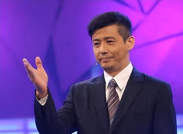 他曾是央視一哥,拋棄歌手妻子和董卿交往6年,滿身污點離開央視