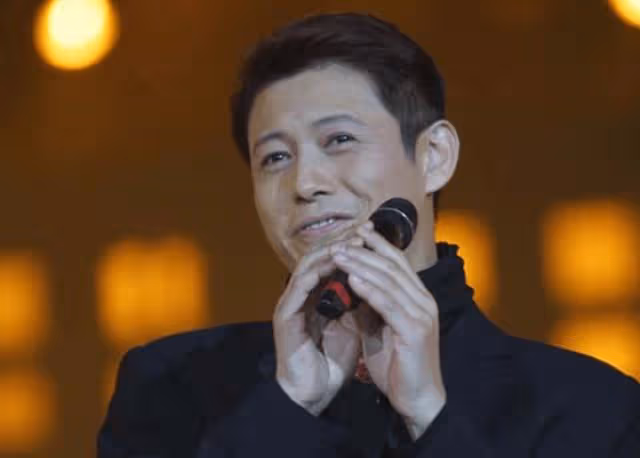 他曾是央視一哥,拋棄歌手妻子和董卿交往6年,滿身污點離開央視