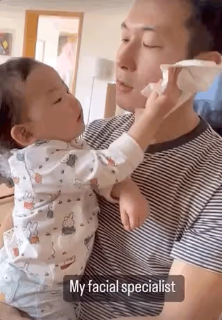 朱珠1歲女兒給爸爸洗臉好貼心,拍臉頰動作太真實,父女都未笑場