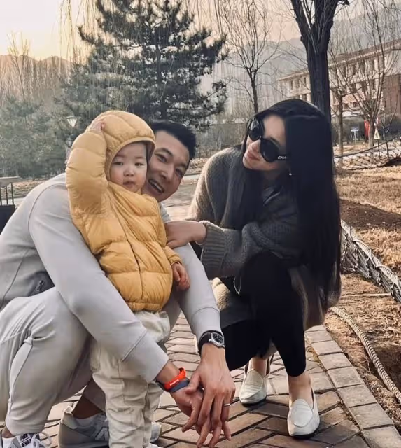 朱珠1歲女兒給爸爸洗臉好貼心,拍臉頰動作太真實,父女都未笑場