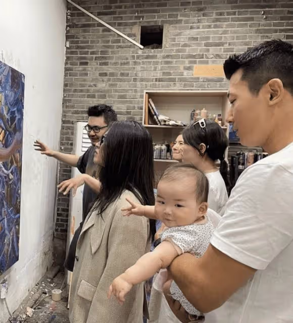 朱珠1歲女兒給爸爸洗臉好貼心,拍臉頰動作太真實,父女都未笑場