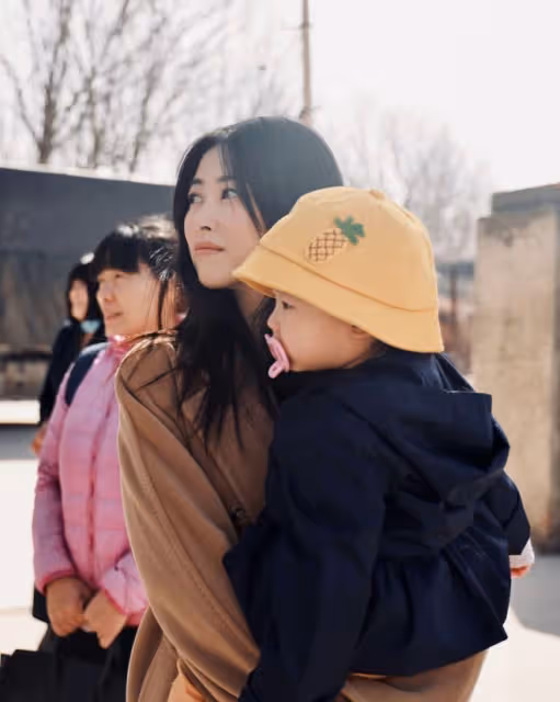 朱珠1歲女兒給爸爸洗臉好貼心,拍臉頰動作太真實,父女都未笑場