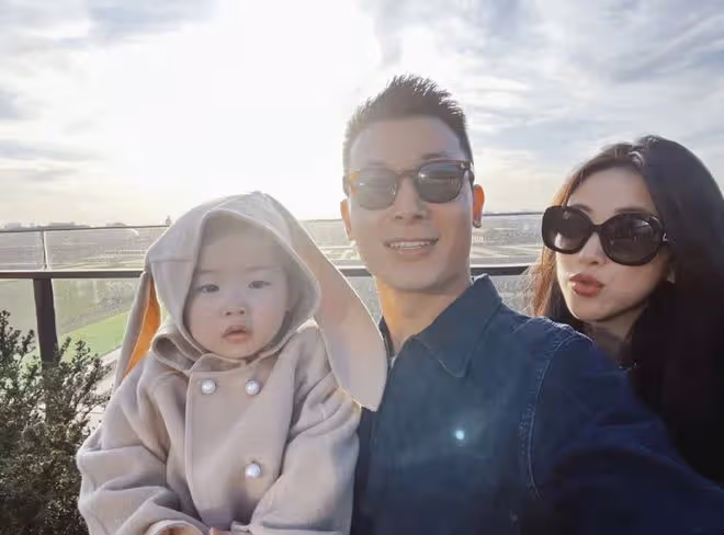 朱珠1歲女兒給爸爸洗臉好貼心,拍臉頰動作太真實,父女都未笑場
