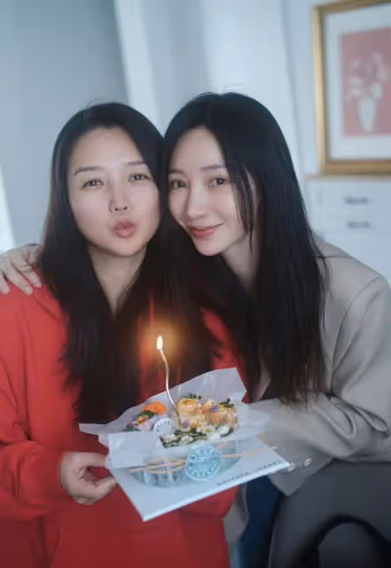何潔慶生大秀恩愛，身材豐腴被疑懷四胎，柳岩素顏超寬雙眼皮搶鏡