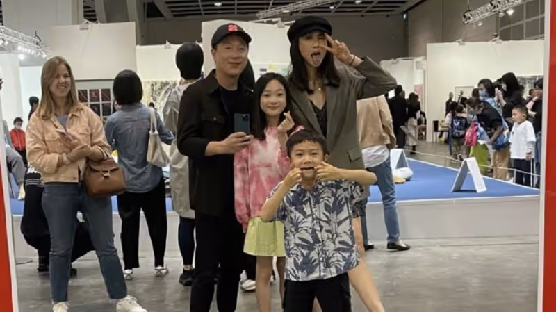 李小鵬罕曬全家福，「萌神」奧莉長大更美了，弟弟古靈精怪顏值高