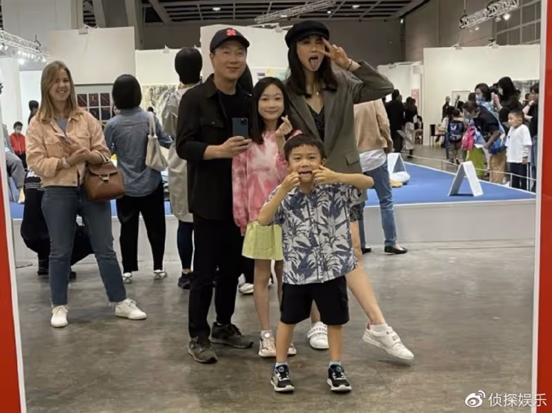 李小鵬罕曬全家福,「萌神」奧莉長大更美了,弟弟古靈精怪顏值高