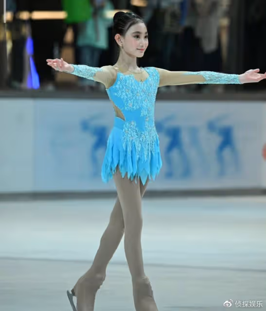 李小鵬罕曬全家福,「萌神」奧莉長大更美了,弟弟古靈精怪顏值高