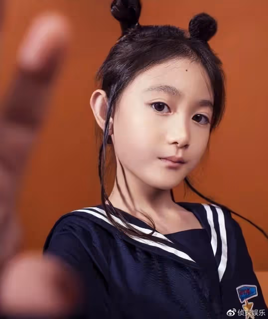 李小鵬罕曬全家福,「萌神」奧莉長大更美了,弟弟古靈精怪顏值高