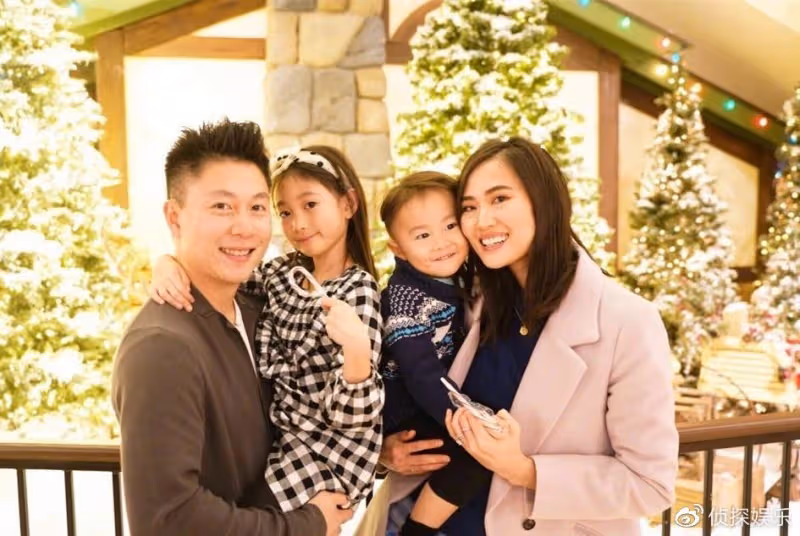 李小鵬罕曬全家福,「萌神」奧莉長大更美了,弟弟古靈精怪顏值高