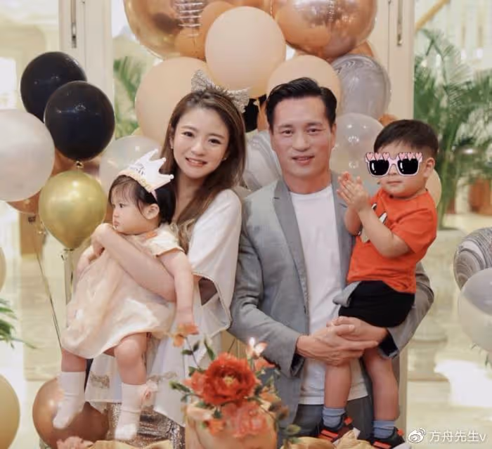 43歲陳喬恩攜丈夫在澳門聚餐，趴在Alan肩頭賣萌，此前錄節目被偶遇