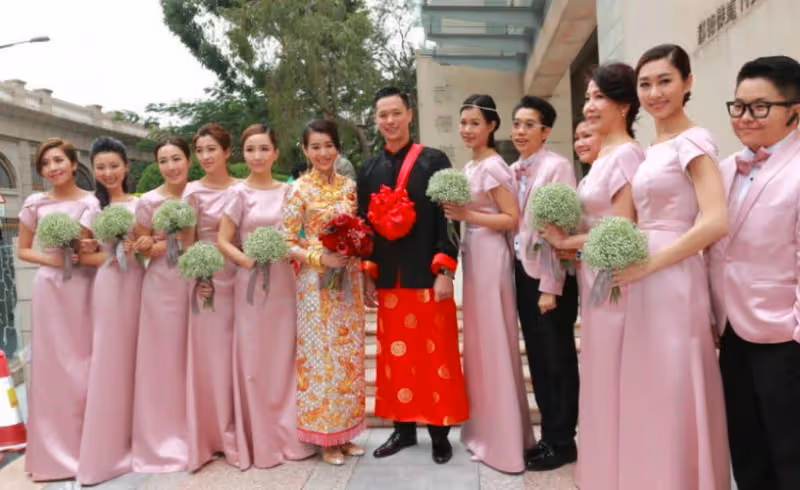 嫁青年才俊，生三個兒子，老公帥氣多金寵她如命，胡杏兒命真好！
