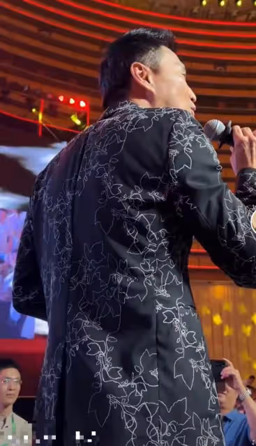 何家勁頻頻在內地商演撈金！與富婆親密合影，此前自曝已隱婚生女