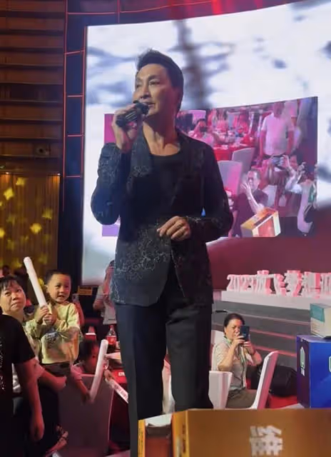 何家勁頻頻在內地商演撈金！與富婆親密合影，此前自曝已隱婚生女