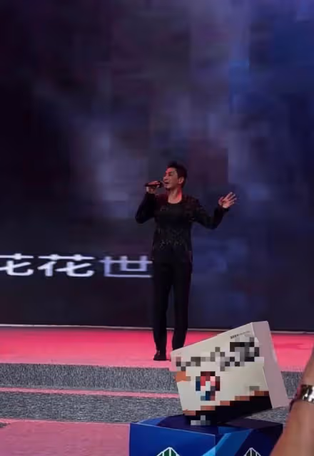 何家勁頻頻在內地商演撈金！與富婆親密合影，此前自曝已隱婚生女
