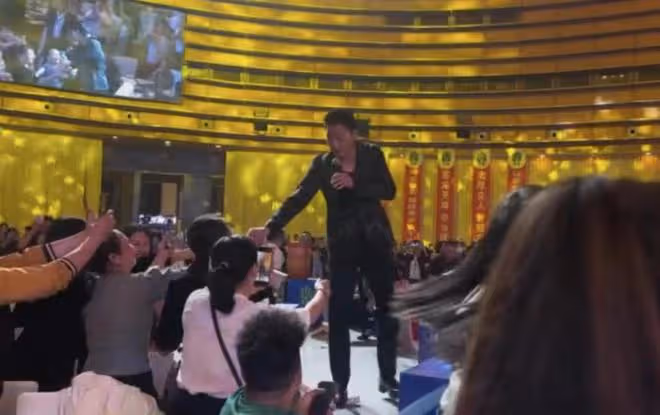 何家勁頻頻在內地商演撈金！與富婆親密合影，此前自曝已隱婚生女