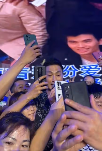 何家勁頻頻在內地商演撈金！與富婆親密合影，此前自曝已隱婚生女
