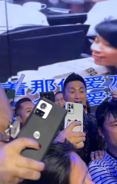 何家勁頻頻在內地商演撈金！與富婆親密合影，此前自曝已隱婚生女