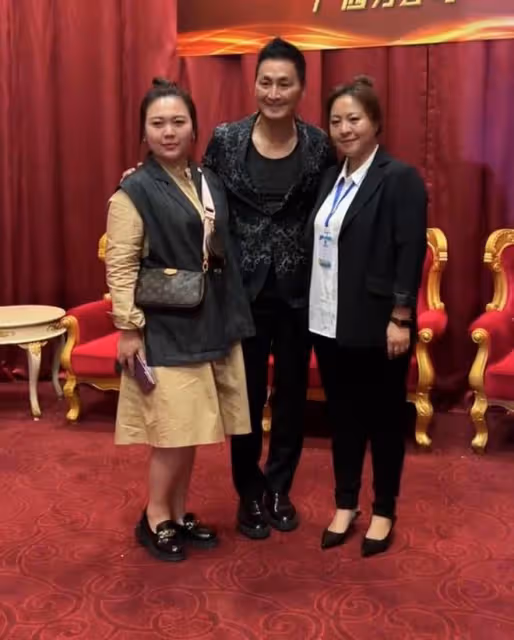 何家勁頻頻在內地商演撈金！與富婆親密合影，此前自曝已隱婚生女