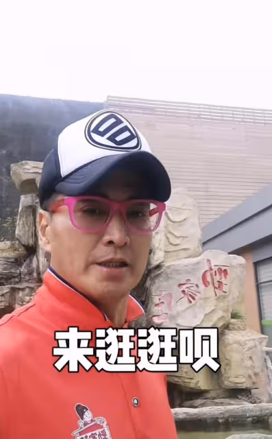 何家勁頻頻在內地商演撈金！與富婆親密合影，此前自曝已隱婚生女