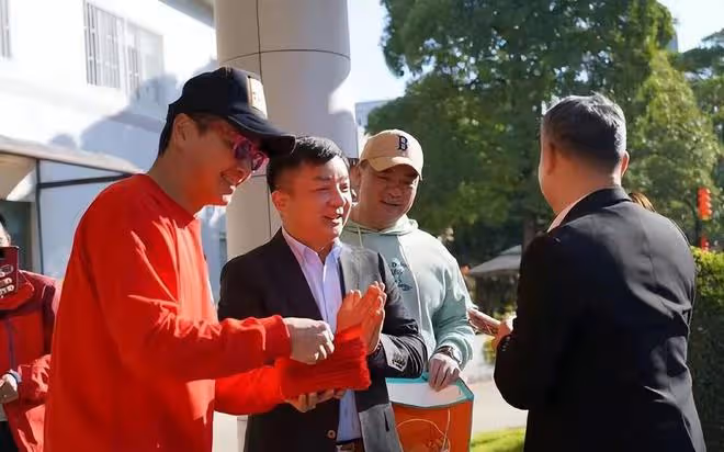 何家勁頻頻在內地商演撈金！與富婆親密合影，此前自曝已隱婚生女