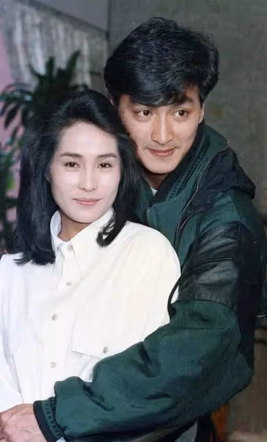 何家勁頻頻在內地商演撈金！與富婆親密合影，此前自曝已隱婚生女
