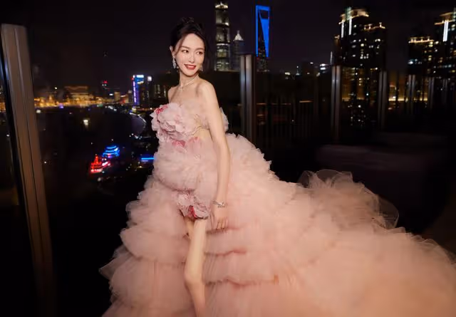 唐嫣凌晨回應紅毯風波！豪車內穿巨型紗裙，被攔20分鐘疑得罪平台