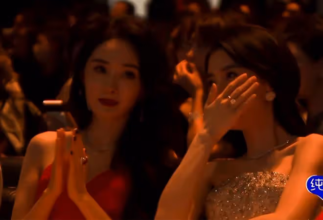 微博之夜楊穎領獎，黃曉明被李冰冰問：你覺得她漂亮還是我漂亮