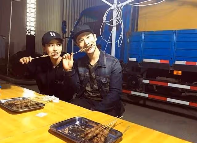 微博之夜楊穎領獎，黃曉明被李冰冰問：你覺得她漂亮還是我漂亮