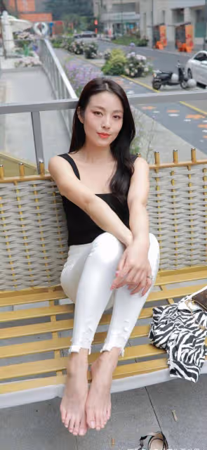 三排扣白色緊身褲，搭配黑色U領弔帶，輕熟小姐姐身材好氣質佳