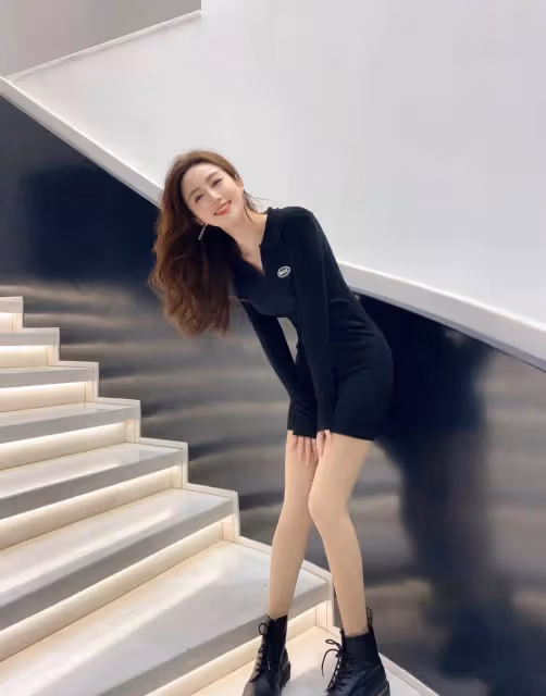 皮膚白皙的小姐姐，時尚穿搭黑色緊身裙配肉色絲襪，輕熟又迷人