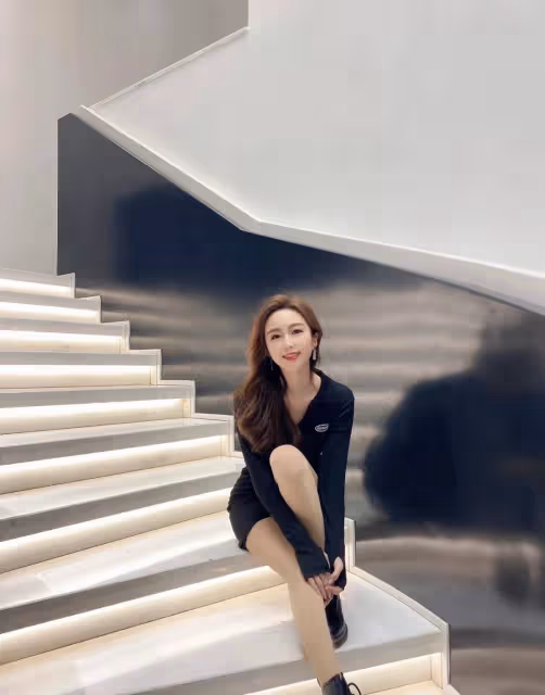 皮膚白皙的小姐姐，時尚穿搭黑色緊身裙配肉色絲襪，輕熟又迷人