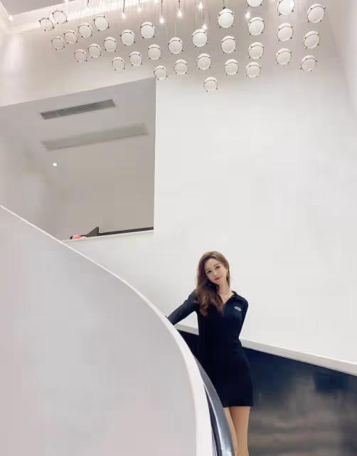 皮膚白皙的小姐姐，時尚穿搭黑色緊身裙配肉色絲襪，輕熟又迷人