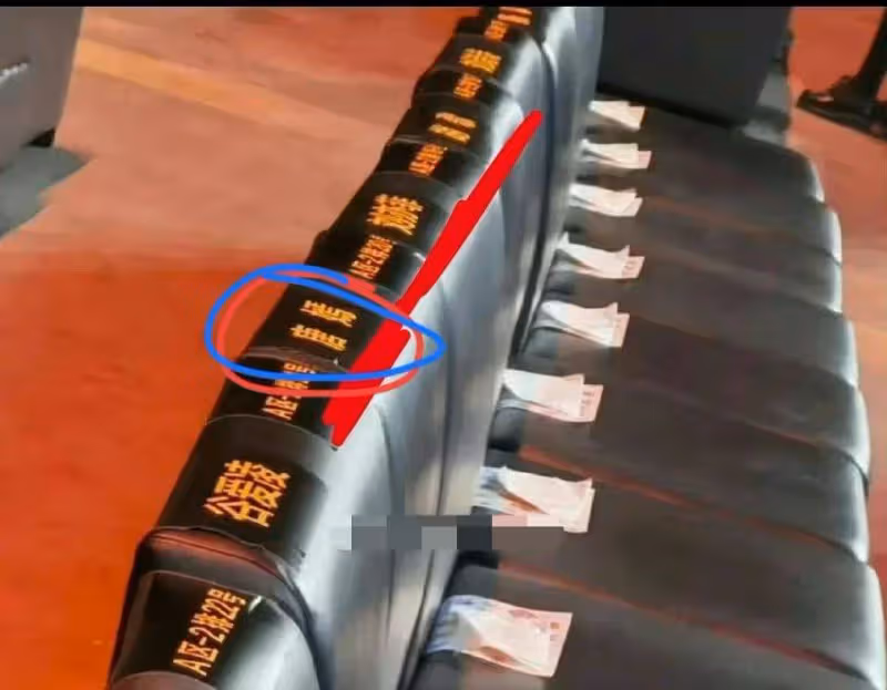 唐嫣凌晨曬照安慰粉絲，穿高定坐車內自拍笑容勉強，評論區已淪陷