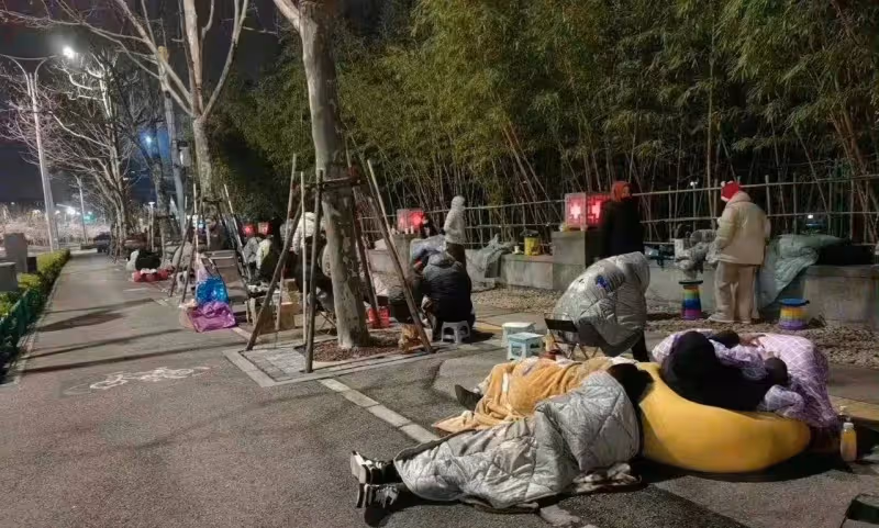 唐嫣凌晨曬照安慰粉絲，穿高定坐車內自拍笑容勉強，評論區已淪陷