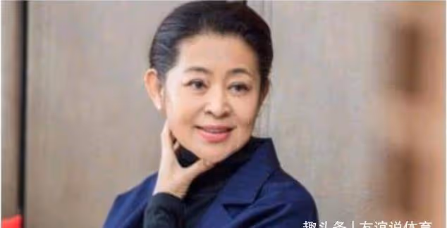 91年電視舞台，倪萍念賀詞驚一身冷汗，至今「騙過」觀眾幾十年