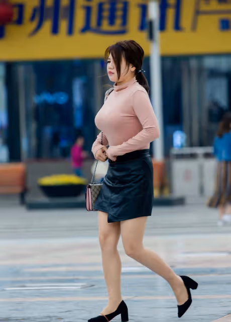 輕熟風的春季穿搭，透明打底衫配黑色半身裙，優雅甜美又簡約大方
