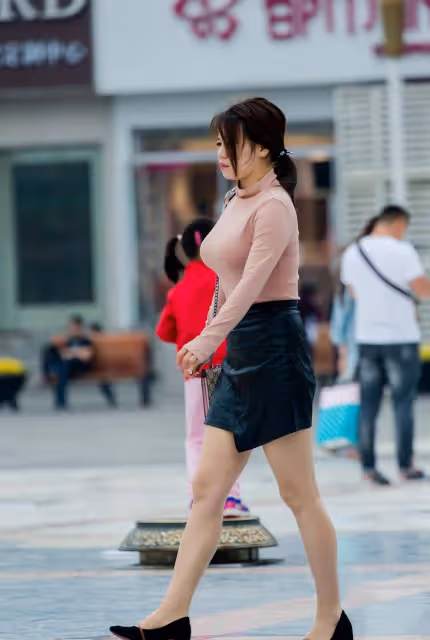 輕熟風的春季穿搭，透明打底衫配黑色半身裙，優雅甜美又簡約大方