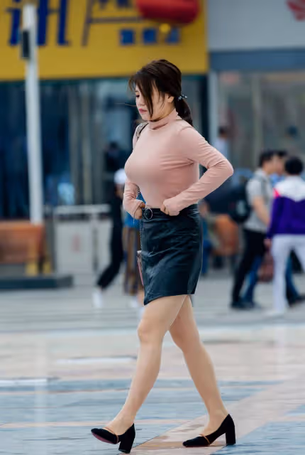 輕熟風的春季穿搭，透明打底衫配黑色半身裙，優雅甜美又簡約大方
