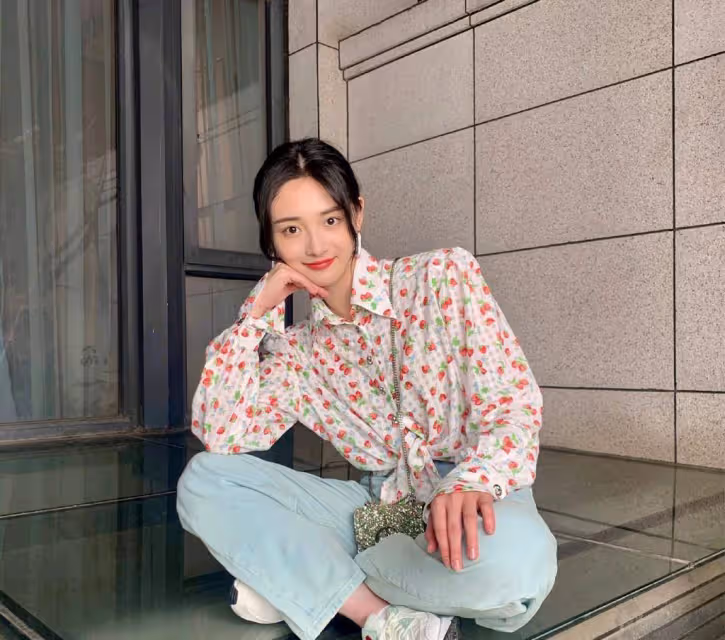 甜美系周潔瓊解鎖「輕熟風」，法式碎花裙配西裝，可帥氣可仙女