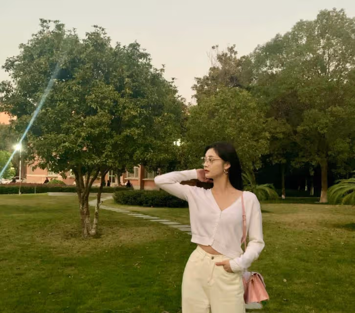 甜美系周潔瓊解鎖「輕熟風」，法式碎花裙配西裝，可帥氣可仙女