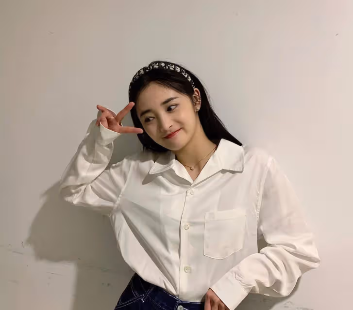 甜美系周潔瓊解鎖「輕熟風」，法式碎花裙配西裝，可帥氣可仙女