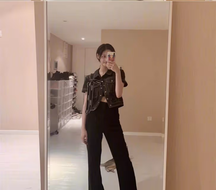 甜美系周潔瓊解鎖「輕熟風」，法式碎花裙配西裝，可帥氣可仙女
