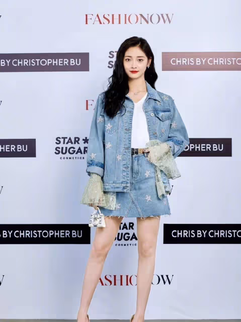 甜美系周潔瓊解鎖「輕熟風」，法式碎花裙配西裝，可帥氣可仙女