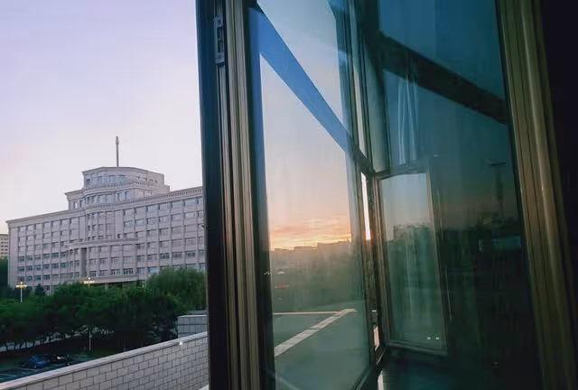 去女兒家養老，天冷女婿非要開窗，我關三次他開三次，我終於懂了