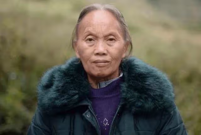 01年,貴州女子發現母親每晚枕頭下藏刀,得知原因後淚目了